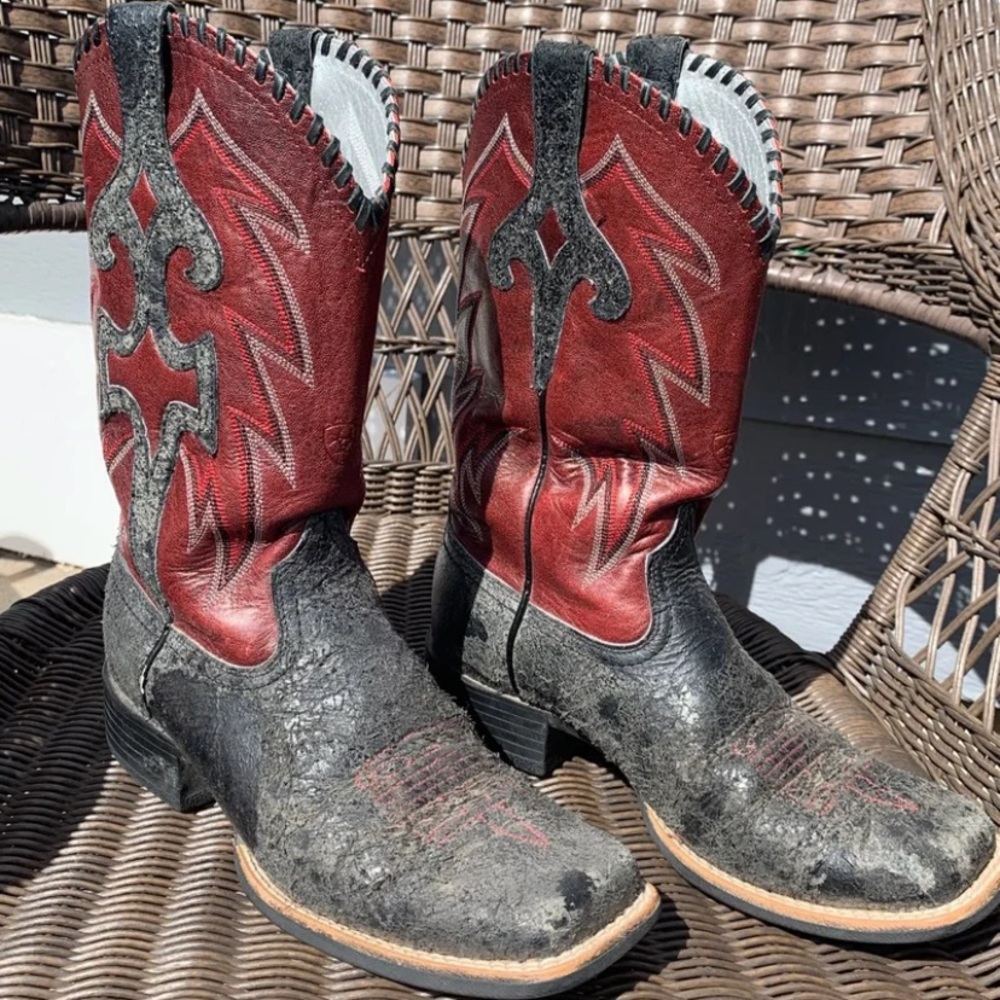 Women’s Ariats 7